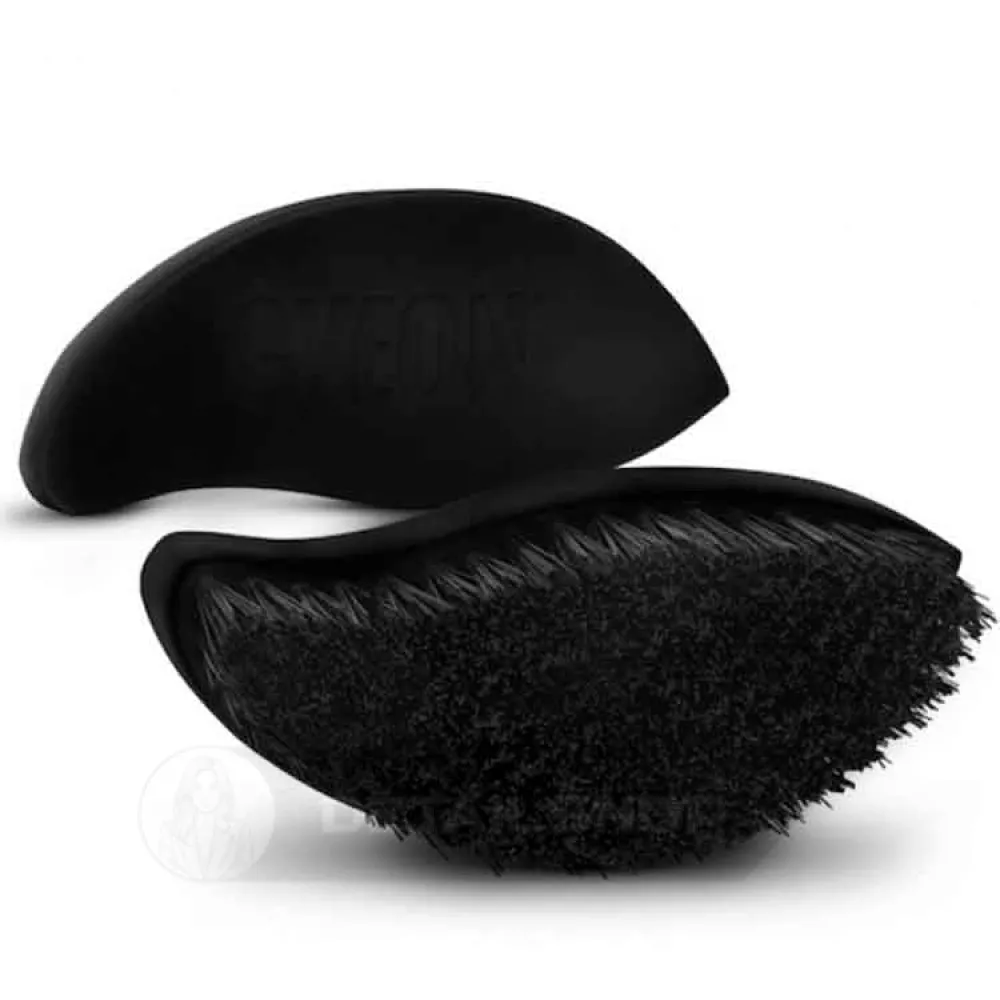 Gyeon Q2M TireBrush: Жесткая, но нежная щетка для чистки шин и других поверхностей!