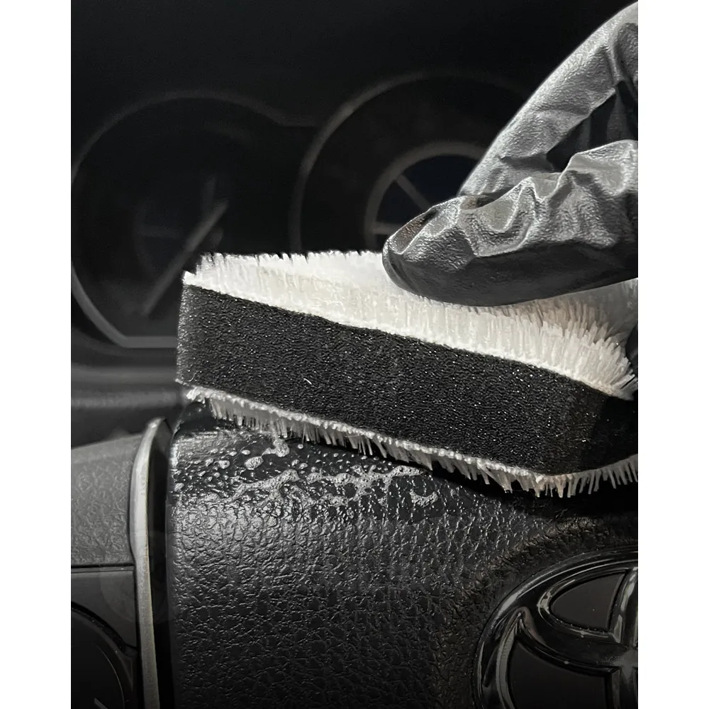CARPRO MicroBuff Pad - універсальний помічник для очищення шкіри та текстурованих пластикових поверхонь